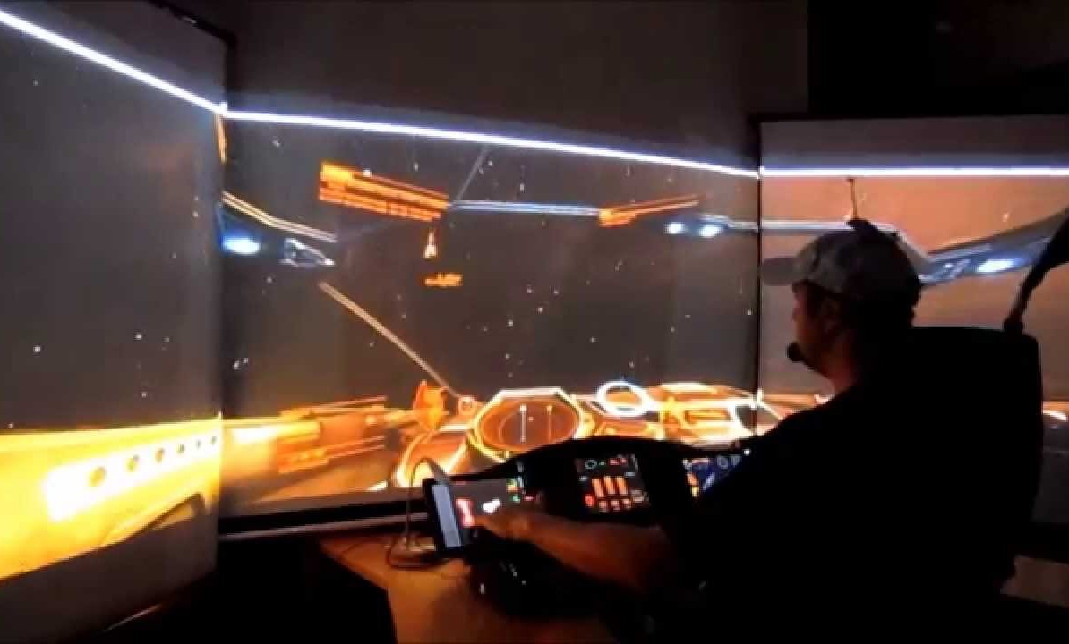 ELITE DANGEROUS JUGADO CON TRES PROYECTORES