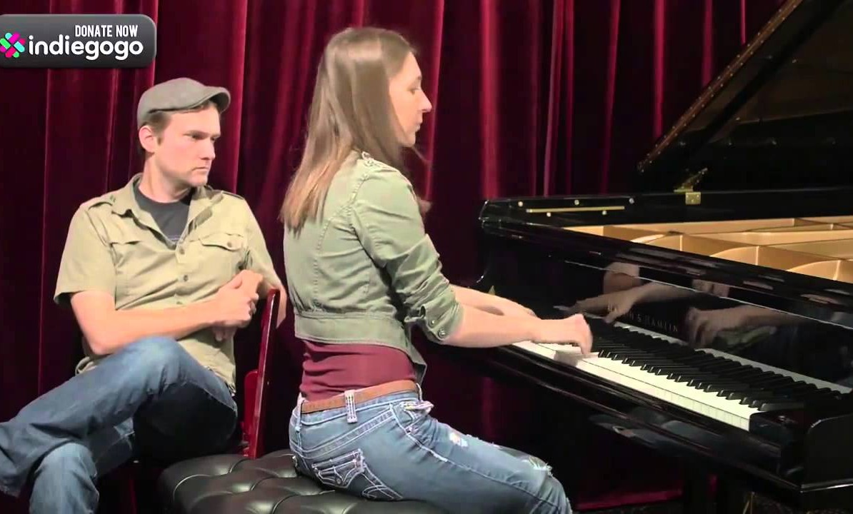 MUCHACHA ESCUCHA TEMAS DE NINTENDO Y LOS INTERPRETA AL PIANO